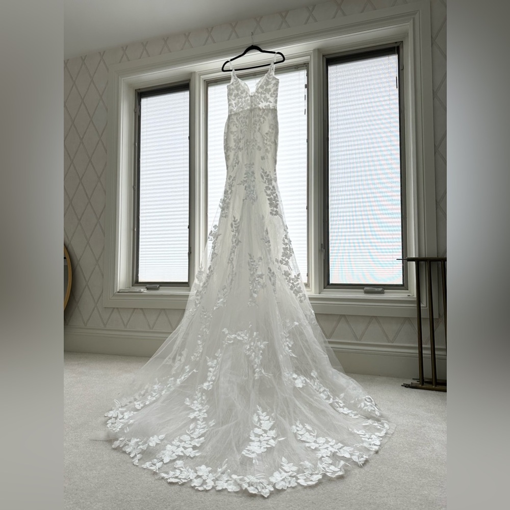 Elegant Mermaid Illusion Lace Bridal Gown (Size: 6)